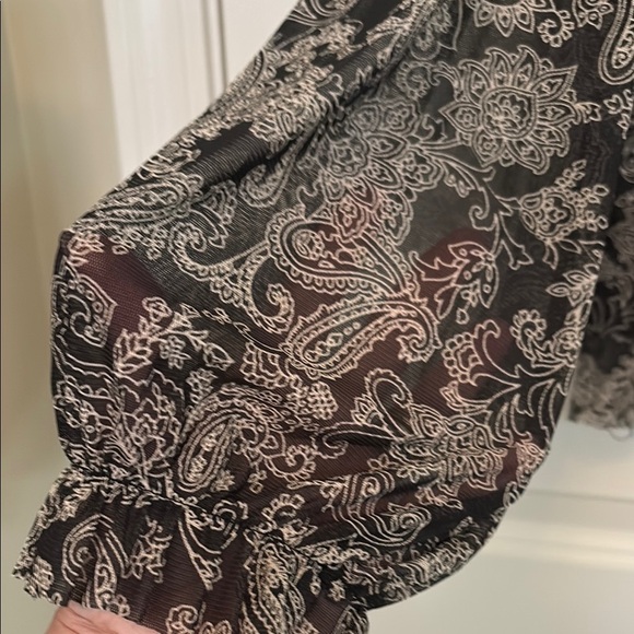 DR2 Black with Cream paisley Blouse with V-Neckline - Picture 5 of 8